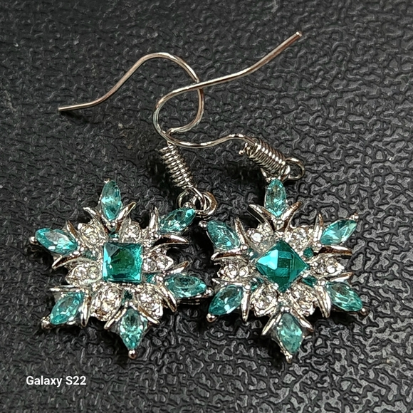 White and Blue Crystals Silver Star Earrings NWT Holiday Christmas Earrings - Picture 3 of 7